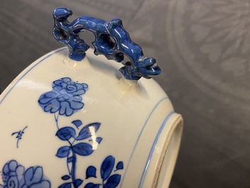 Een Chinese blauw-witte dekselkom met floraal decor, Kangxi